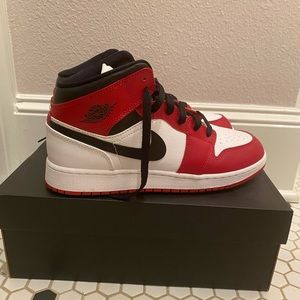 Jordan 1 Chicago Mid